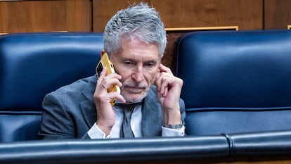El ministro del Interior, Fernando Grande-Marlaska, habla por teléfono este miércoles en el Congreso.