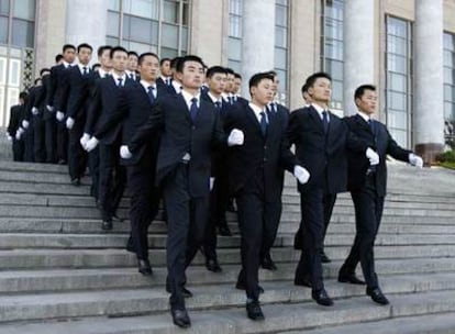 Los agentes encargados de la seguridad del XVII Congreso del PCCh bajan las escaleras del Gran Palacio del Pueblo ayer en Pekín.