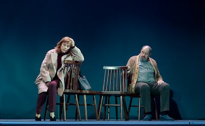Rosa Renom y Josep Maria Pou en una escena de la obra 'El pare', en el Teatre Romea de Barcelona.