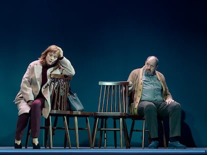 Rosa Renom y Josep Maria Pou en una escena de la obra 'El pare', en el Teatre Romea de Barcelona.