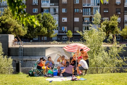 Ambiente en los chorros de Madrid Río, en Madrid, el 8 de julio de 2023.