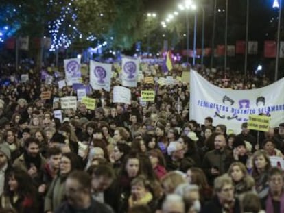 Decenas de miles de manifestantes marchan en las movilizaciones del 25-N ante la amenaza de retroceso en la lucha contra el machismo  “Vox, las víctimas tienen voz”