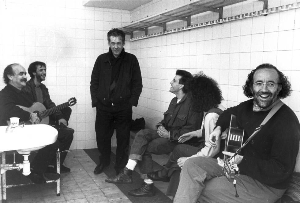 José Antonio Labordeta (sentado, primero por la izquierda, con una guitarra), Paco Ibáñez (de pie), Luis Pastor (sentado mirando a Ibáñez) e Imanol (primero por la derecha). Una imagen captada en los camerinos del festival de cantautores 'Contra el miedo', celebrado en San Sebastián el 5 de noviembre de 1989 en contra de las amenazas del entorno terrorista de ETA.