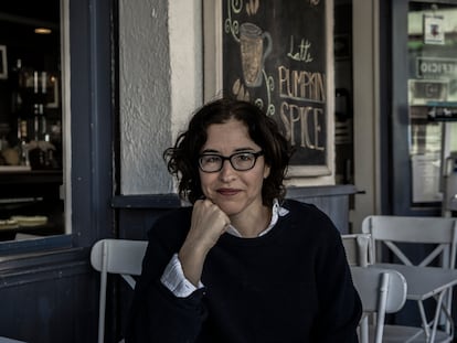 La escritora mexicana Guadalupe Nettel posa para un retrato durante una entrevista con EL PAÍS, en Ciudad de México, el 23 de octubre de 2020.