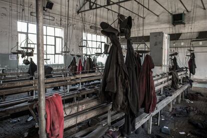 Botas, cascos y uniformes de los últimos trabajadores de la mina Pozo Calderón de Villablino (León), que cerró el pasado agosto.