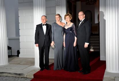 El príncipe Alberto de Mónaco y su prometida, en visita oficial a Irlanda. De izquierda a derecha, Martin McAleese, esposo de la presidenta irlandesa; Charlene Wittstock, futura esposa del príncipe Alberto; Mary McAleese, presidenta de Irlanda; y Alberto de Mónaco, en la cena de gala ofrecida por Irlanda al heredero monegasco y su prometida.