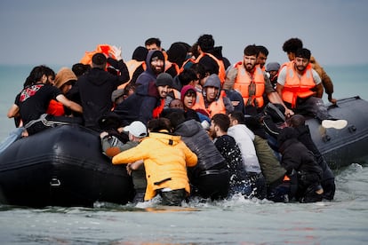 Migrantes intentan cruzar el canal de la Mancha desde la costa francesa, el pasado 4 de septiembre.