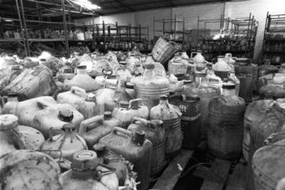 Bidones con aceite de colza en un almacén en 1995.