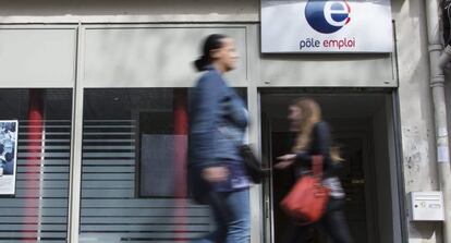 Dos mujeres pasan por delante de una oficina privada de empleo en Par&iacute;s.