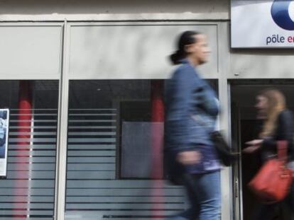 Dos mujeres pasan por delante de una oficina privada de empleo en París.