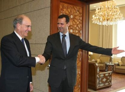 El presidente sirio, Bachar el Asad (derecha), saluda al enviado estadounidense, George Mitchell.