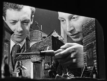 Benjamin Britten (izquierda) y el productor Eric Crozier examinan la maqueta de la escenografía del estreno de Peter Grimes en 1945. 