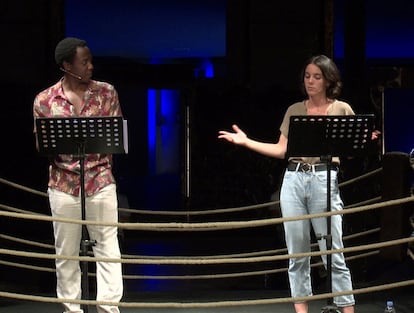 Los actores Jimmy Castro y Vicky Luengo, participando en uno de los combates en una de las ediciones pasadas del Torneo de Dramaturgia del Teatro Español.