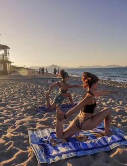 Sesión de yoga en la playa de Muro, en la bahía de Alcúdia (Mallorca).