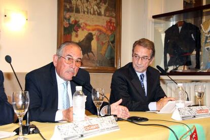 Eduardo Miura, en su intervención, junto a Pedro Mari Azofra.