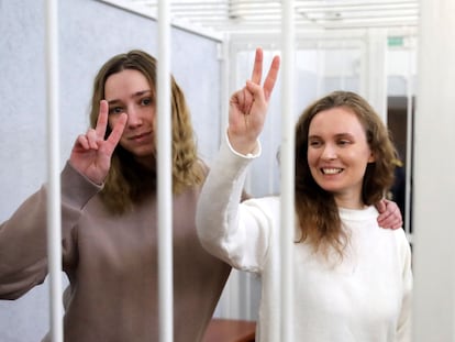 Las dos periodistas hacen el signo de la victoria, durante la vista este jueves en un tribunal de Minsk.
