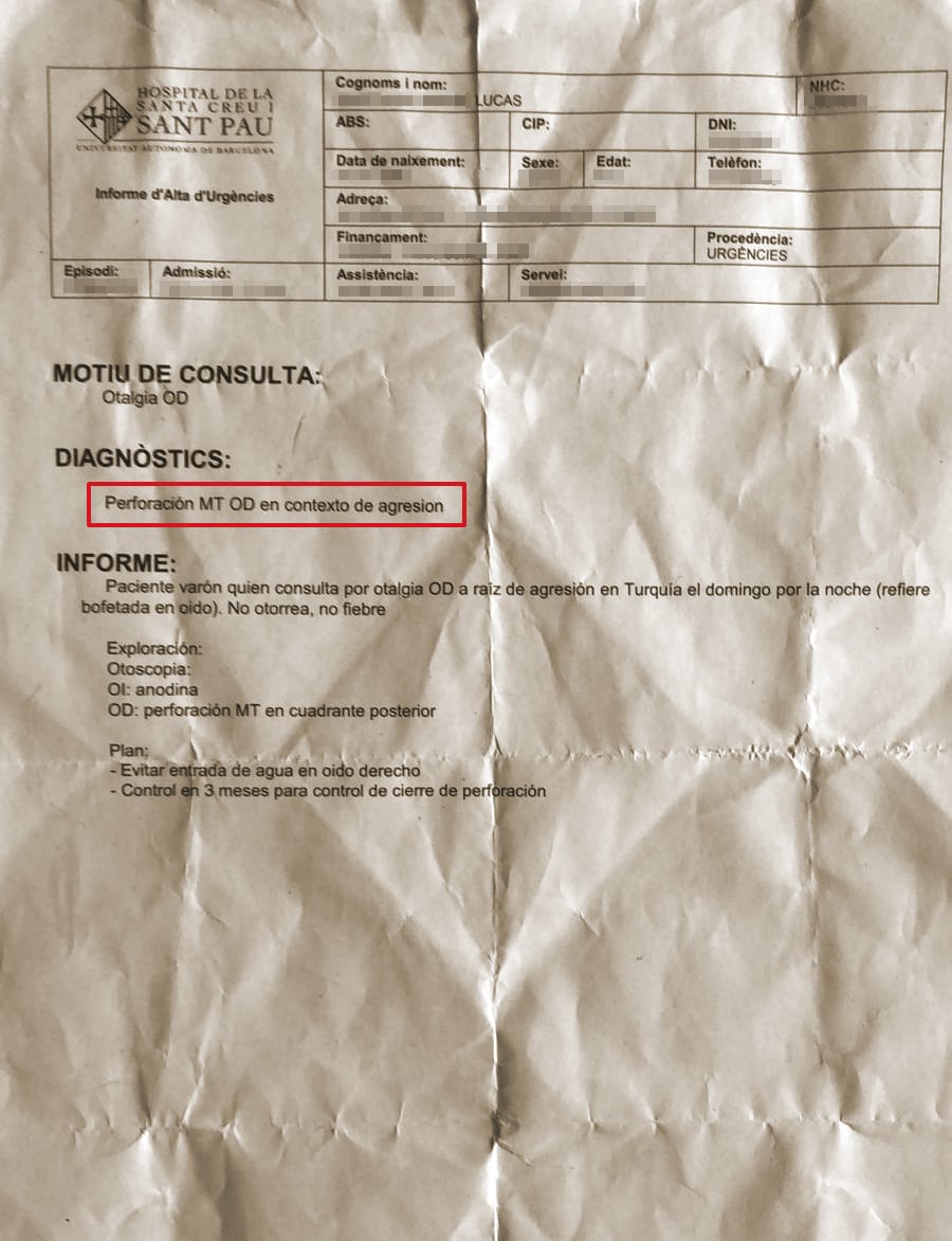 Informe del hospital de Sant Pau de Barcelona que certifica una perforación del tímpano de Lucas, un español que asegura haber sufrido una paliza por parte de los guardas del centro de deportación de Arnavutköy (Estambul). El joven fue examinado en el hospital nada más ser deportado de vuelta a España. 