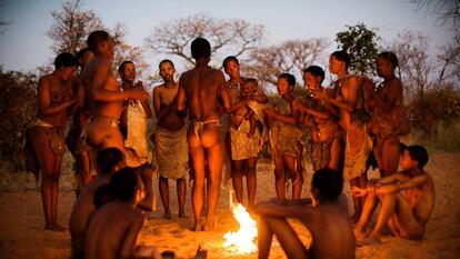 Una tribu Ju/’hoansi simula su estilo de vida para los turistas en el museo vivo de Grashoek, en Namibia.