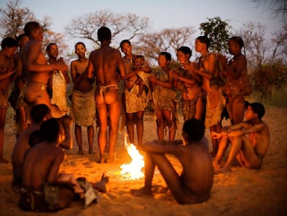 Uma tribo Ju/'hoansi simula seu estilo de vida para turistas no museu vivo de Grashoek, na Namíbia.