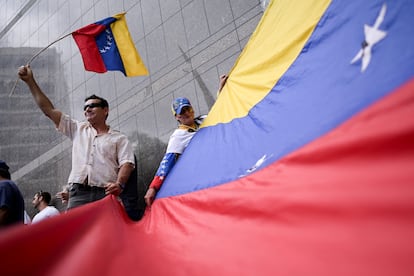 Un hombre protesta contra el Gobierno del presidente Nicols Maduro, el 27 de agosto de 2024.