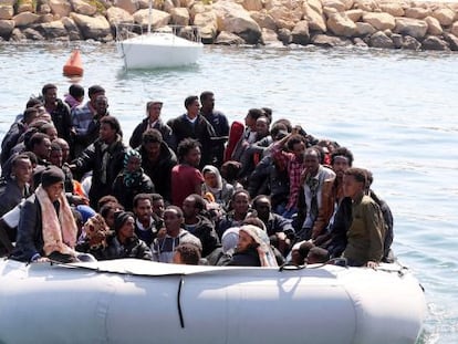 Un grup d'estrangers interceptats per les autoritats líbies tornen al port de Trípoli.