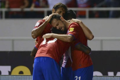 El equipo de Costa Rica celebra su agónico gol.