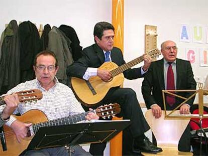 El ministro de Defensa, con un grupo de ancianos en un centro de día de Teruel.