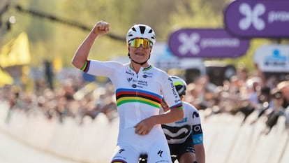 Kopecky levanta el brazo para festejar su victoria en el Tour de Flandes el domingo pasado.