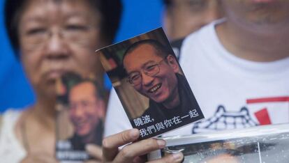 Un activista de la Alianza de Hong Kong de Apoyo a los Movimientos Democr&aacute;ticos Patri&oacute;ticos de China muestra una postal en apoyo al disidente chino Liu Xiaobo.