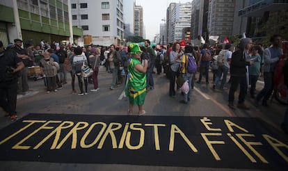 Protesta contra el Mundial en São Paulo. Un grupo llama "terrorista" a la FIFA.