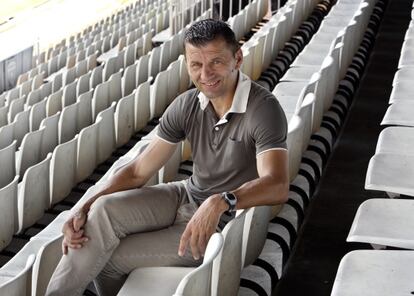 Djukic, en la grada del estadio de Mestalla.