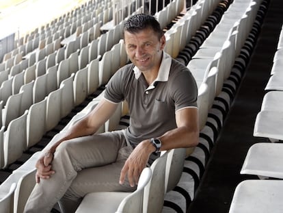 Djukic, en la grada del estadio de Mestalla.