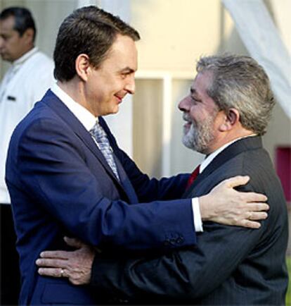 Zapatero abraza a Lula antes del inicio de la cumbre de Guadalajara.