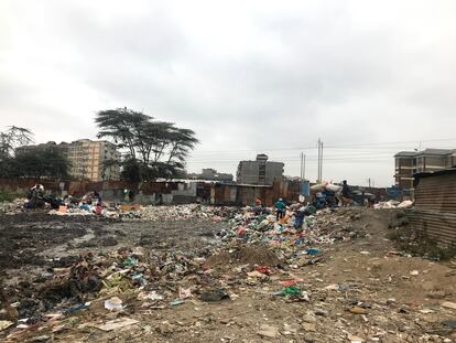 La basura es uno de los problemas que encuentran los vecinos de Tina en el espacio que están usando como centro deportivo.