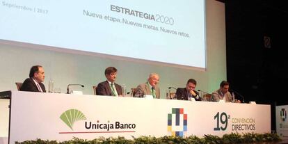 El Presidente de Unicaja Banco, Manuel Azuaga, se dirige a los directivos del grupo durante el encuentro celebrado en M&aacute;laga.