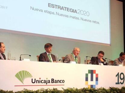 El Presidente de Unicaja Banco, Manuel Azuaga, se dirige a los directivos del grupo durante el encuentro celebrado en Málaga.