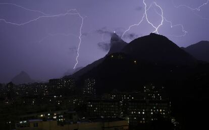 Varios rayos colorean el cielo en los alrededores del cerro de Corcovado en Río de Janeiro (Brasil), 16 de junio de 2014.