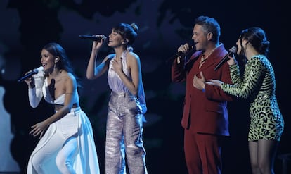 Nella, Aitana Ocaña, Alejandro Sanz y Greeicy Rendón, durante su actuación en la gala de la 20ª edición de los premios Grammy Latinos, en Las Vegas (EE UU).