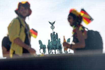 Aficionados alemanes en los alrededores de la Puerta de Brandeburgo en Berlín.