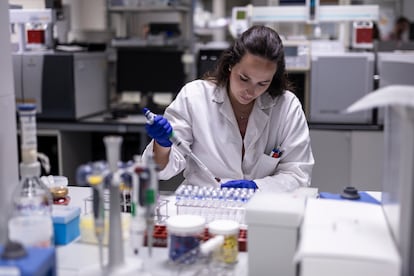 Una técnica en el laboratorio forense del Instituto de Medicina Legal y Ciencias Forenses de Catalunya.