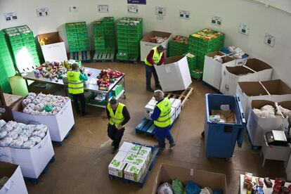 El Banco de Alimentos de Madrid es una organización benéfica sin ánimo de lucro. Su fin es conseguir alimentos de manera gratuita. La donación y distribución posterior las hace también gratuitamente entre entidades sin ánimo de lucro, legalmente reconocidas, y dedicadas a la asistencia y el cuidado directo de personas necesitadas. En la imagen, varios voluntarios seleccionan los alimentos donados.