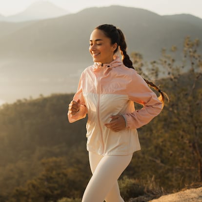 Artículo de EL PAÍS Escaparate sobre chaquetas running de mujer.