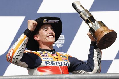 Marc Márquez, con el sombrero de cowboy, celebra en el podio del circuito de las Américas su segundo triunfo de la temporada.