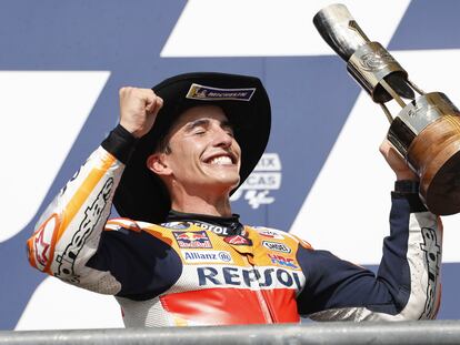 Marc Márquez, con el sombrero de cowboy, celebra en el podio del circuito de las Américas su segundo triunfo de la temporada.