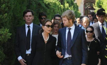 Isabel Preysler de la mano del nieto de Miguel Boyer.