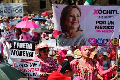 Simpatizantes de Xóchitl Gálvez participan en una marcha de la llamada 'Marea Rosa' en Guadalajara (Jalisco), el 19 de mayo. 