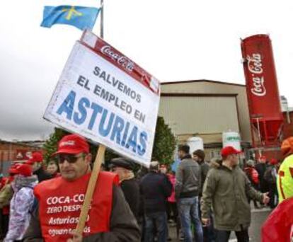 Trabajadores de Coca-Cola de la planta de Colloto en Asturias tras iniciar su marcha de protesta desde la localidad asturiana hasta Oviedo, por el expediente de regulación de empleo presentado por la empresa. EFE/Archivo