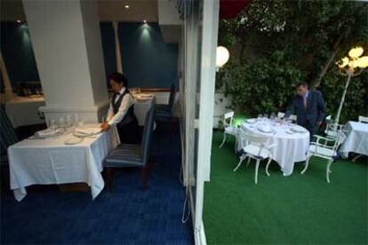 Comedor y terraza del restaurante Saint James, en Madrid. Abajo, su arroz a banda.