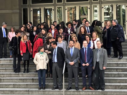 Aner Uriarte, Juez Decano, encabeza la concentración ante el Palacio de Justicia de Bilbao.