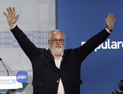 PP candidate Miguel Arias Ca&ntilde;ete waves to supporters on Sunday night.